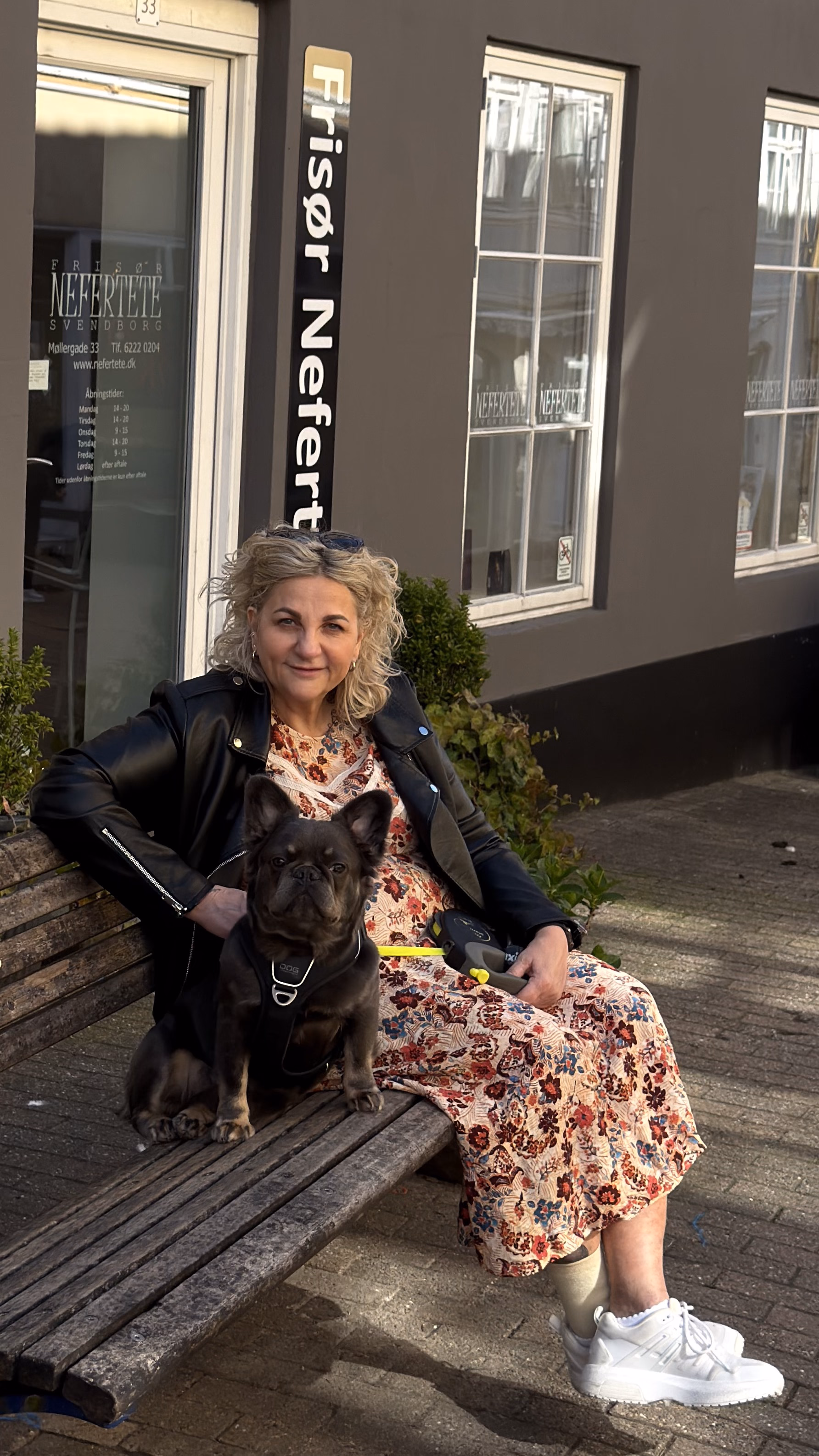 Anette Tingsvad og hendes franske bulldog Holly foran salonens facade på Møllergade