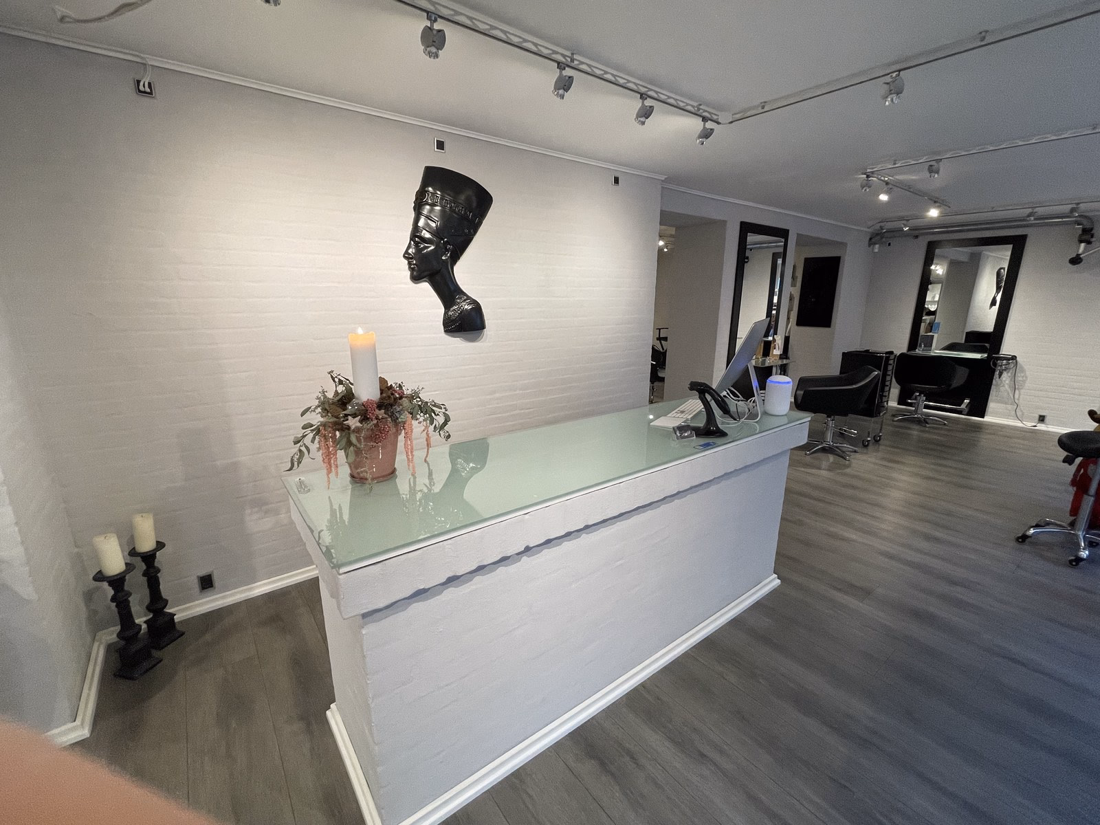 Receptionen hos Frisør Nefertete med Nefertete-busten — Møllergade 33, Svendborg