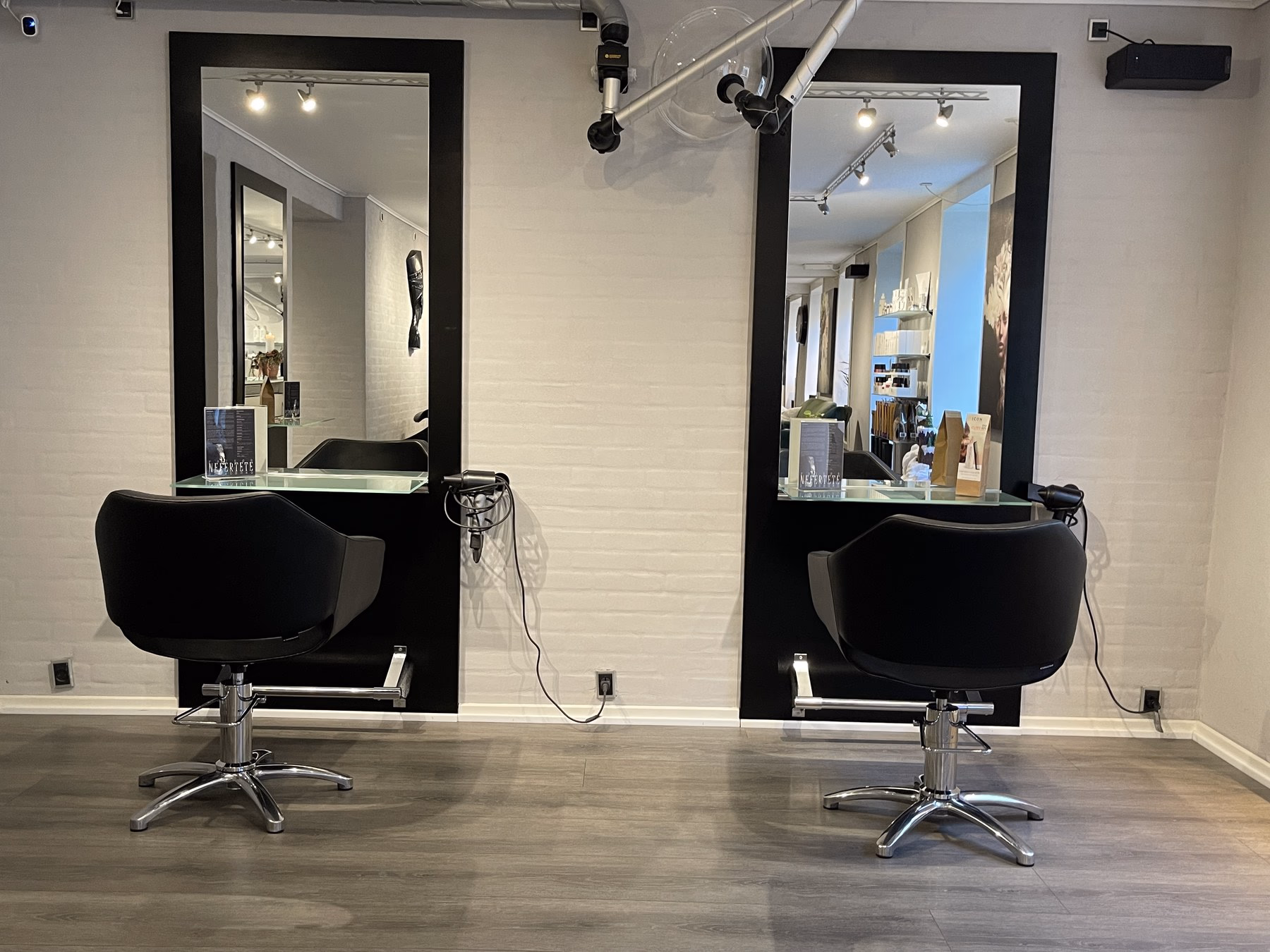 Salonens spejle og klippepladser i det varme lys